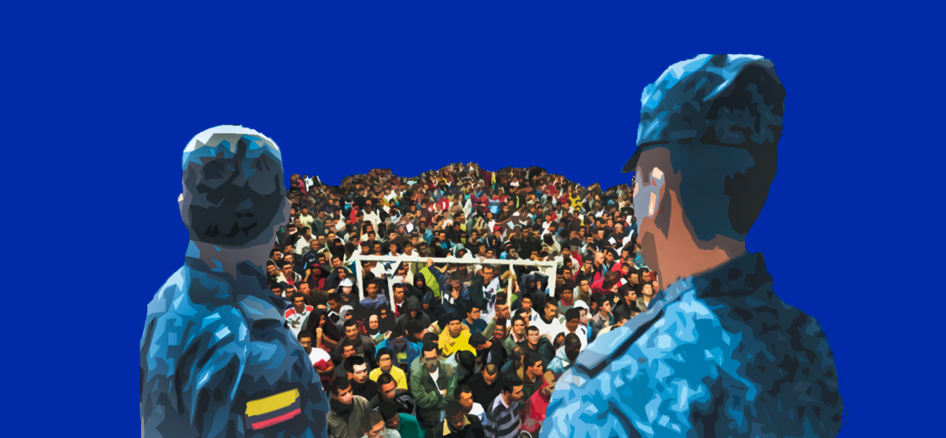 Militares observando a la gente hacinada