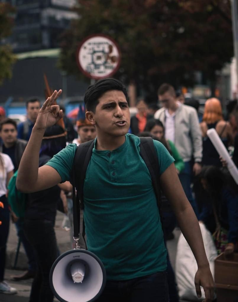 Juan Sierra en una marcha de Fridays for Future. Imagen de Fridays for Future Bogotá.